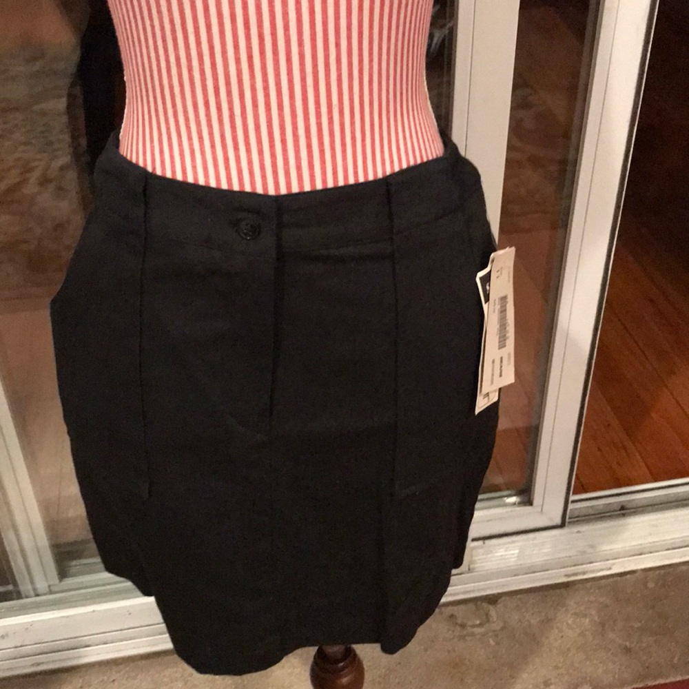 Super cute black short skirt!